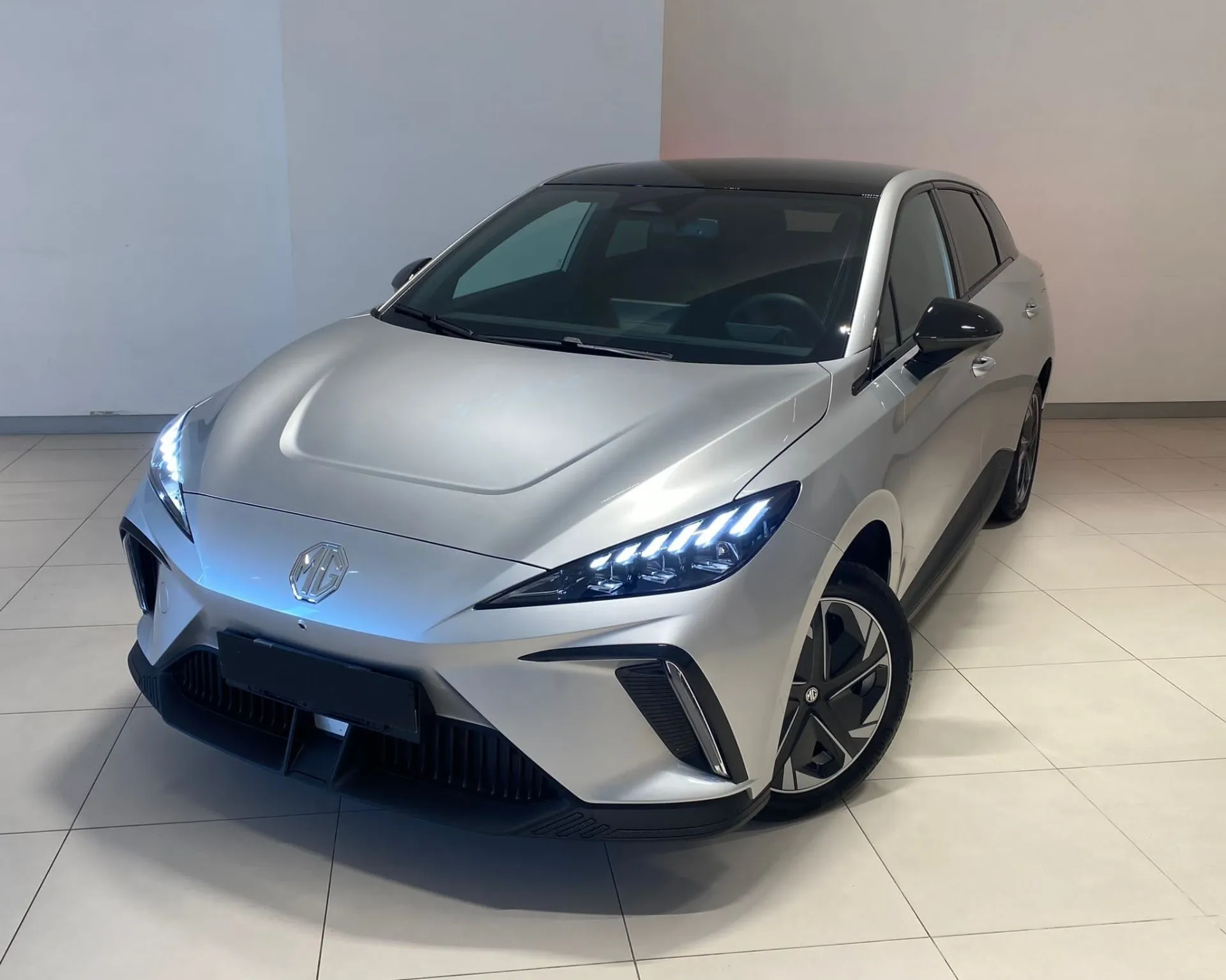 Foto Mg MG4 Luxury 64 KWh CON ECOBONUS ROTTAMAZIONE